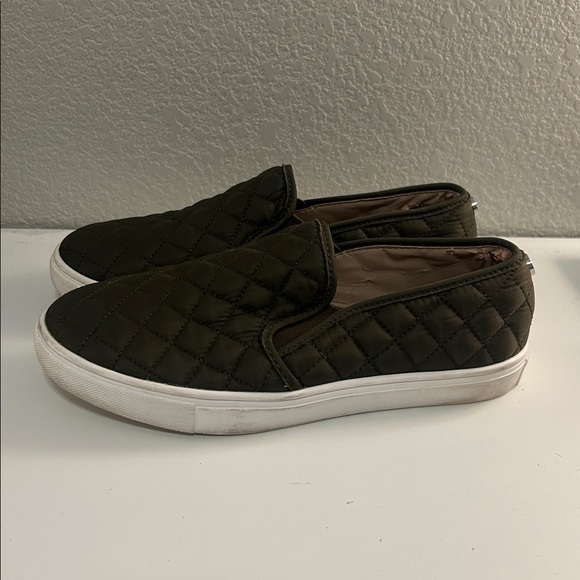 Steve Madden Women's Ecentrcq Quilted Olive Slip On Sneakers Size 7 - Picture 3 of 8